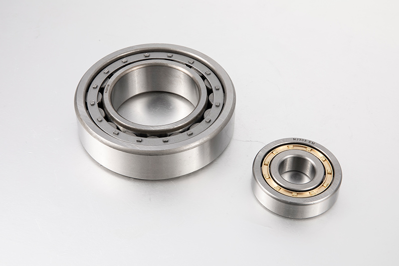How do thrust cylindrical roller bearings improve the load capacity of mechanical equipment?